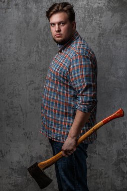 Sakallı adam balta ile