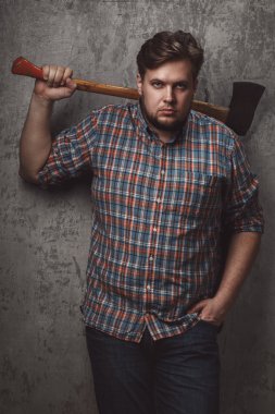 Sakallı adam balta ile