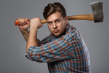 Sakallı adam balta ile