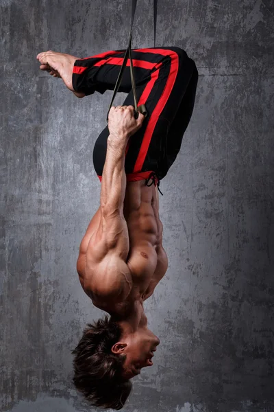 Uomo muscolare con cinghie di sospensione — Foto Stock