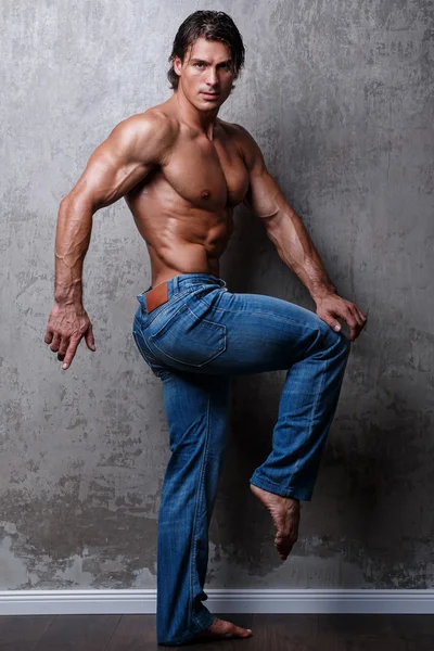 Muscular man in jeans — Stock Photo, Image