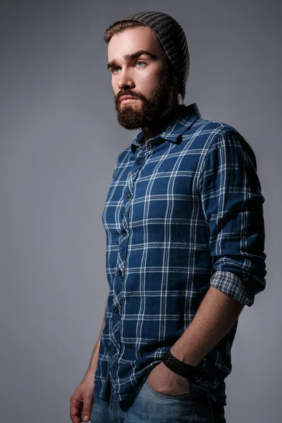 Kareli gömlekli sakallı adam — Stok fotoğraf