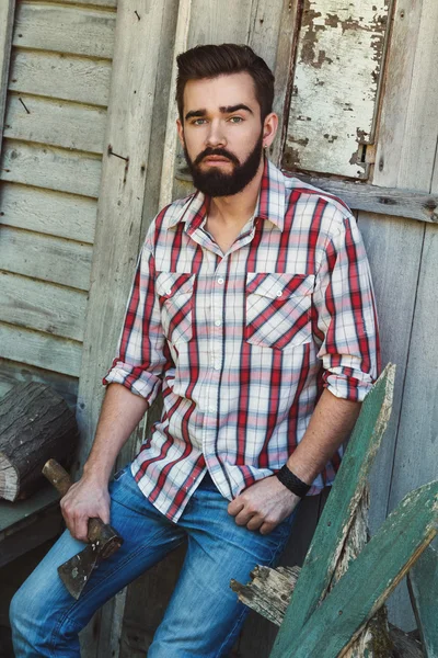 Hombre barbudo guapo con hacha — Foto de Stock