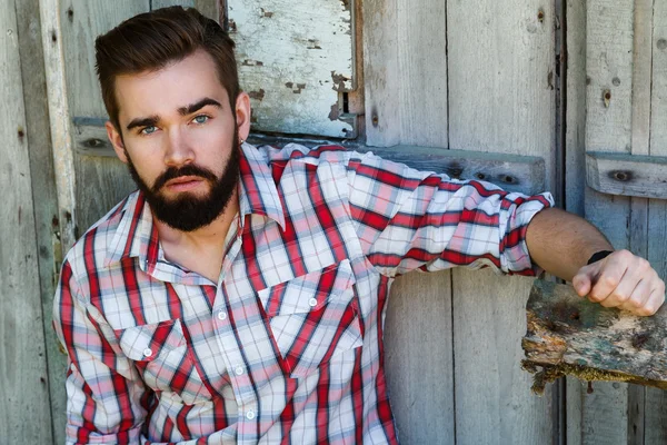 Bärtiger Mann im karierten Hemd — Stockfoto