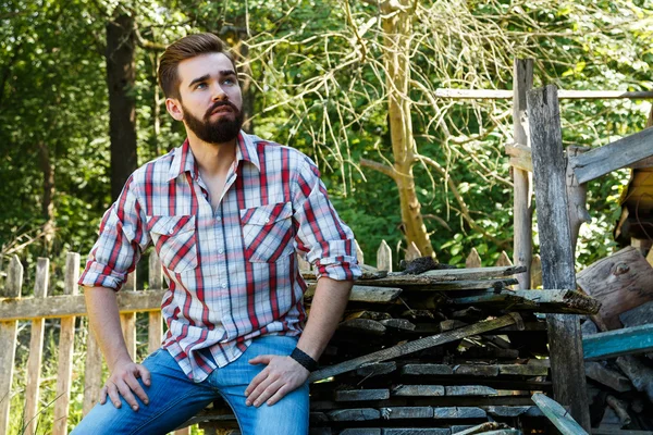 Barbudo homem em xadrez camisa — Fotografia de Stock