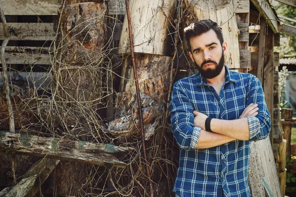 Barbudo homem em xadrez camisa — Fotografia de Stock