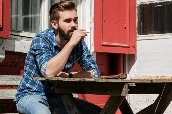 Skäggig man är rökning cigarett — Stockfoto