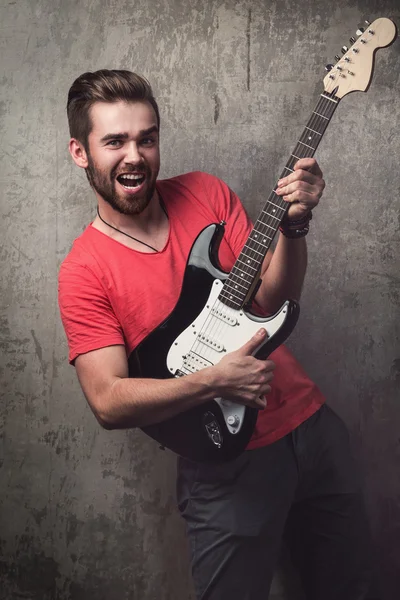 Handsome guy with electric guitar — Stock Photo, Image