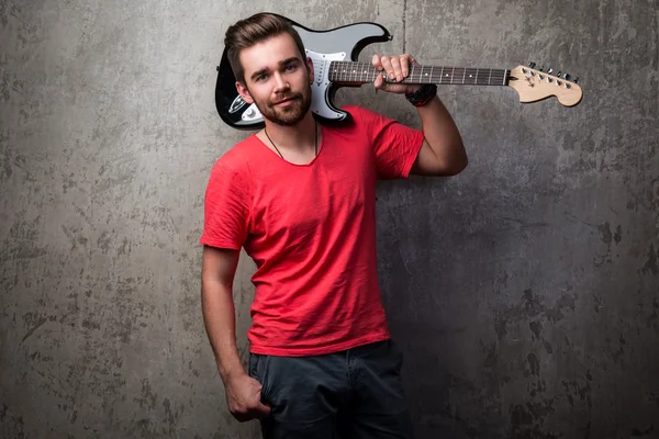 Handsome guy with electric guitar — Stock Photo, Image