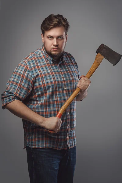 Hombre barbudo con hacha — Foto de Stock