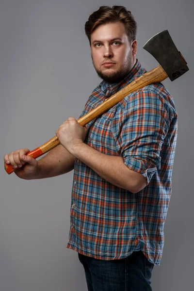 Hombre barbudo con hacha — Foto de Stock