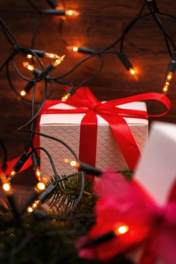 Noel hediye kutuları ve ışıklar arka plan