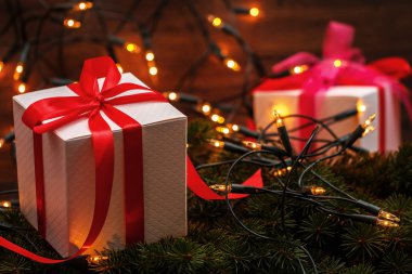 Noel hediye kutuları ve ışıklar arka plan