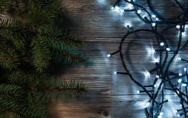 Noel ışıkları ve Ladin dalları