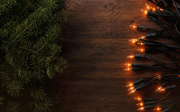 Vánoční osvětlení a větve smrku — Stock fotografie