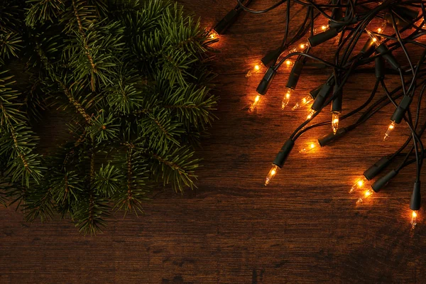 Luces de Navidad y ramas de abeto — Foto de Stock