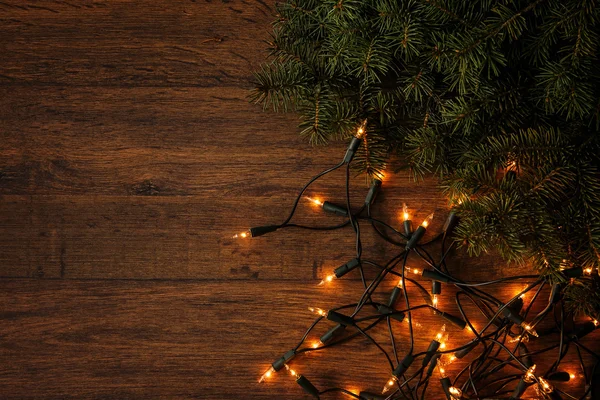 Luces de Navidad y ramas de abeto — Foto de Stock