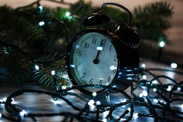 Reloj despertador y luces de Navidad — Foto de Stock