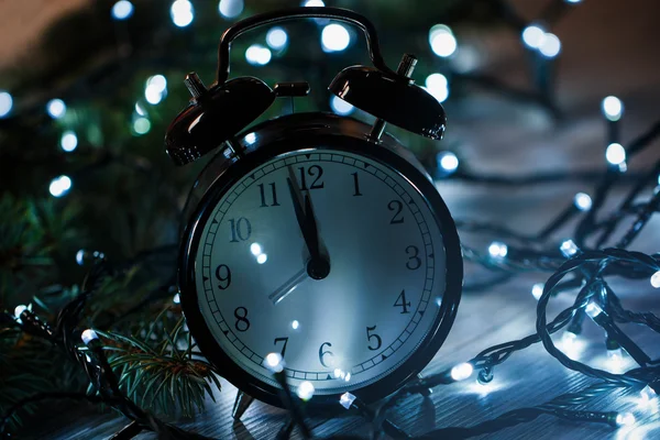 Reloj despertador y luces de Navidad — Foto de Stock