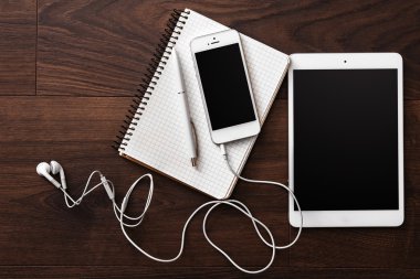 Akıllı telefon ve kulaklık ile tablet