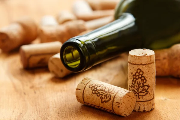 Wijnkurken en fles — Stockfoto