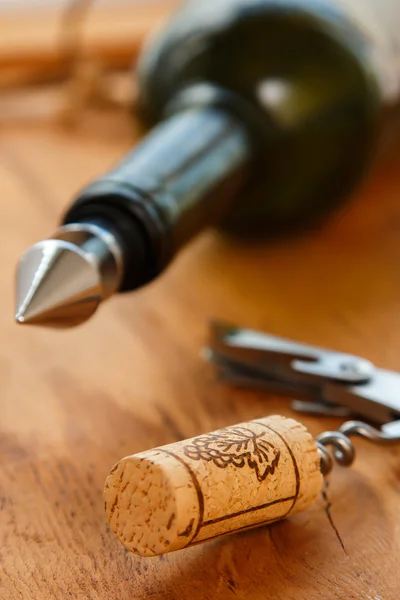 Sacacorchos y corcho de vino —  Fotos de Stock