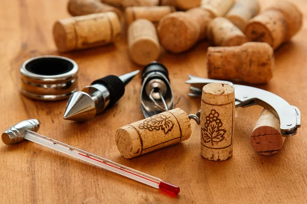 Různé nástroje pro víno a zátky — Stock fotografie