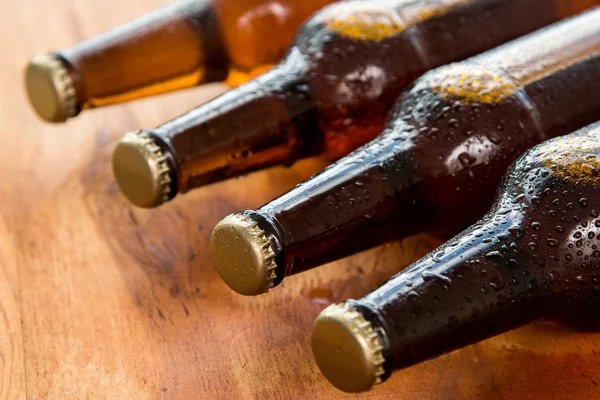 Flessen met koud biertje — Stockfoto