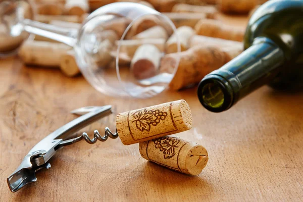 Sacacorchos y tapones de vino —  Fotos de Stock