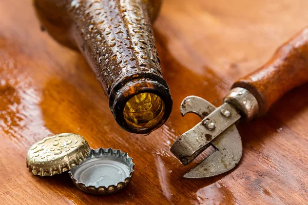 Jahrgangsöffner und Bier — Stockfoto