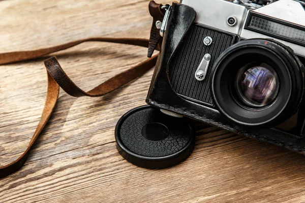 Retro camera in lederen draagtas — Stockfoto