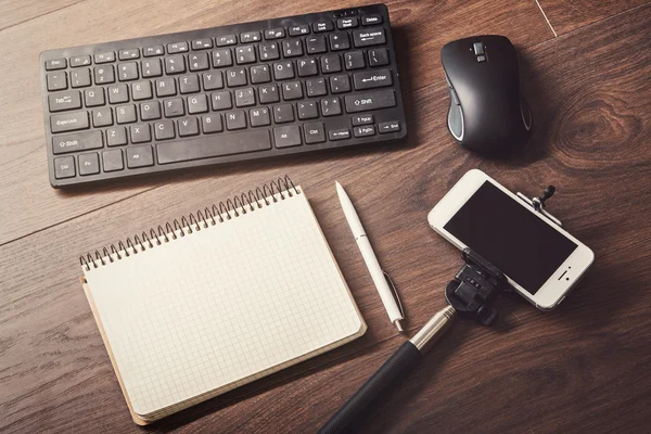 Local de trabalho do blogueiro com objetos diferentes — Fotografia de Stock