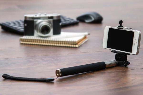 Selfie stick en slimme telefoon — Stockfoto