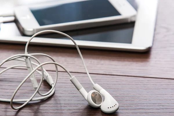 Smart phone and earphones — Stock Photo, Image