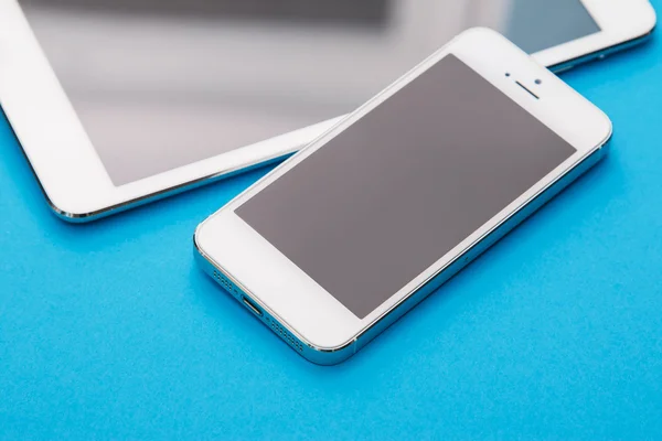 Branco telefone inteligente e tablet — Fotografia de Stock