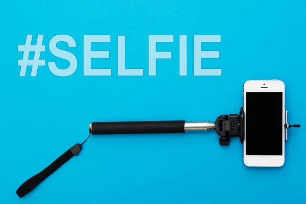 Selfie stick en slimme telefoon — Stockfoto