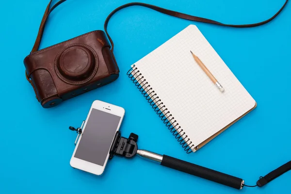 Smartphone auf Selfie-Stick und Kamera — Stockfoto