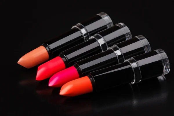 Lápices labiales de colores en negro — Foto de Stock