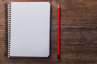 Ahşap yüzey üstünde not etmek