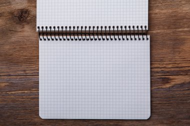 Ahşap yüzey üstünde not etmek