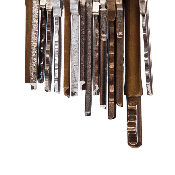 Tasten auf dem Gewinde über weißem Hintergrund — Stockbild Verschiedene Schlüssel am Gewinde — Stockfoto