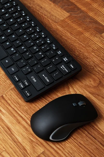 Tastatur und Maus auf dem Tisch — Stockfoto