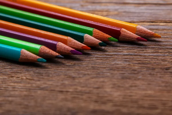 Veelkleurige potloden op tafel — Stockfoto