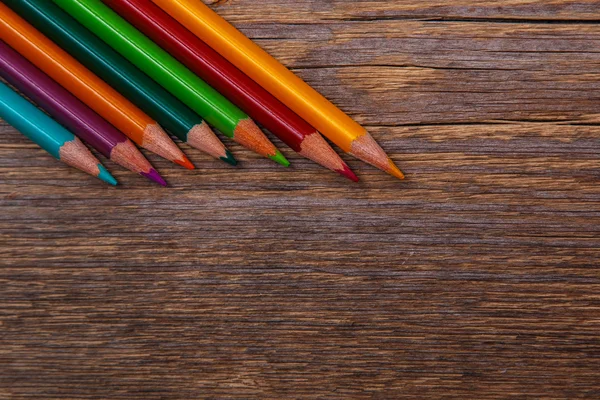 Crayons multicolores sur table — Photo