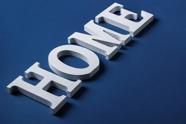 Vita bokstäver med ordet hem — Stockfoto