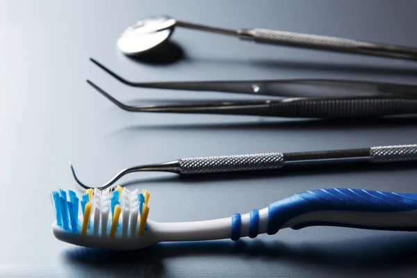 Escova de dentes e equipamentos odontológicos — Fotografia de Stock