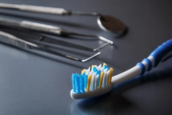 Cepillo de dientes y equipo dental —  Fotos de Stock