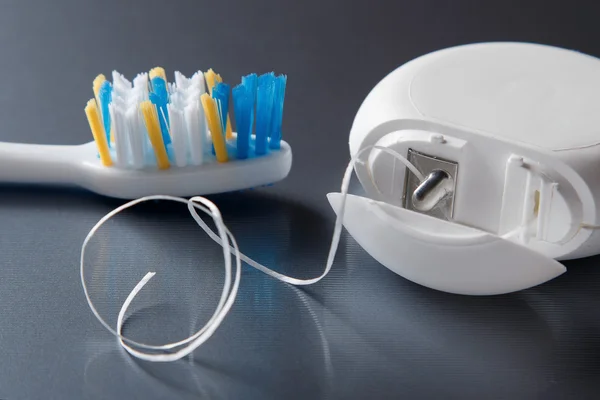 Зубная щетка и зубная нить — стоковое фото