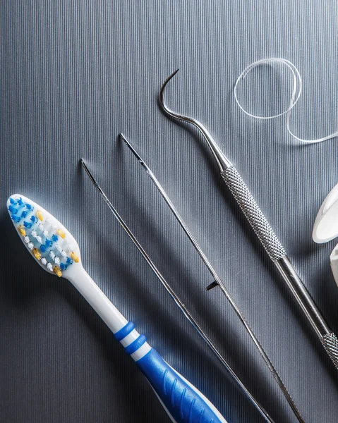 Различные инструменты для стоматологической помощи — стоковое фото