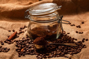 Kahve çekirdekleri ve kepçe ile öğütülmüş kahve